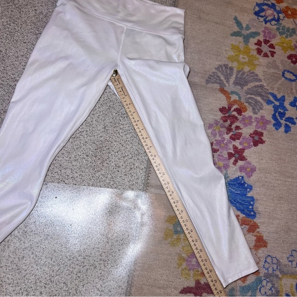 Fabletics PureLuxe High-Waisted Iridescent Pearlized White 7/8 Legging sz M - Picture 6 of 7